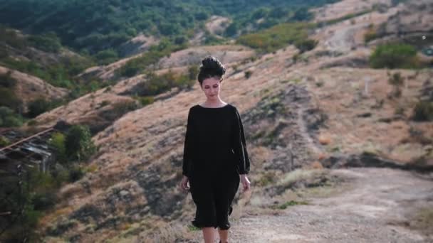 Adventure tur - ung kvinde går på toppen af et bjerg – Stock-video