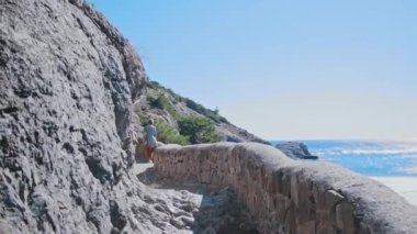 Macera gezisi - bir dağın küçük patikasında yürümek