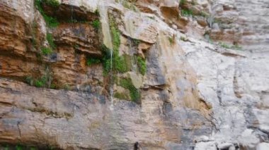 Macera gezisi - kayalık dağdan dar su akıntıları düşüyor