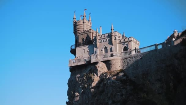 Достопримечательность морского города - замок на скале и люди, посещающие его — стоковое видео