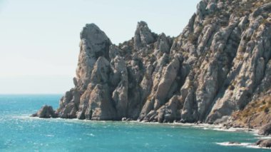 Mavi deniz ve kayalık dağların manzarası