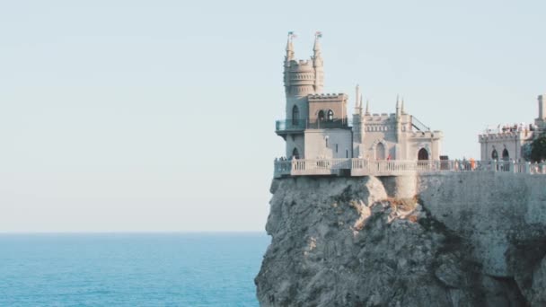 Морская достопримечательность - замок на скале и люди, посещающие его — стоковое видео