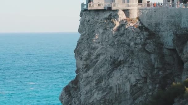 Морская достопримечательность - современный замок на скале и люди, посещающие его — стоковое видео