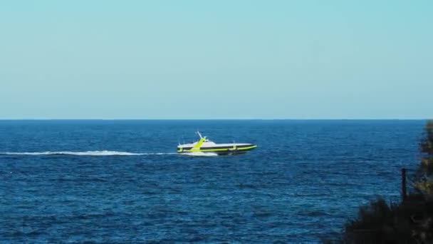 Een motorboot die de zee oversteekt — Stockvideo