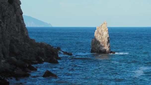 Blaue Meereswellen krachen gegen Felsen - eine Landschaft — Stockvideo