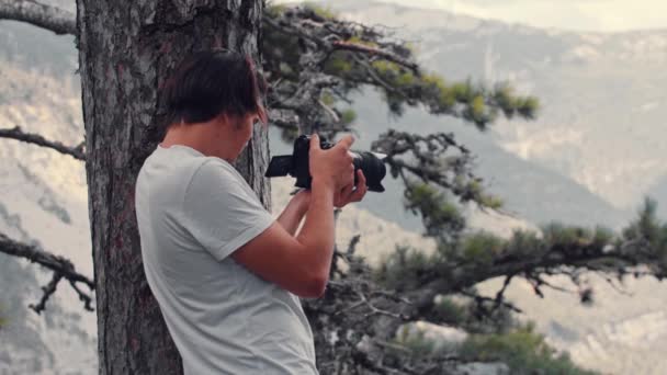 Молодой фотограф снимает природные пейзажи — стоковое видео