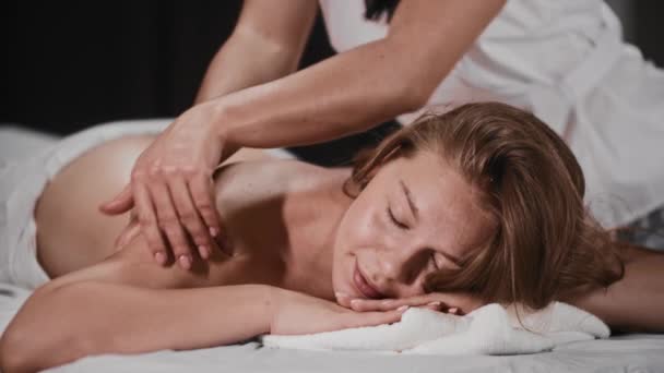 Mladá hezká žena dostává masáž - ležící se zavřenýma očima — Stock video