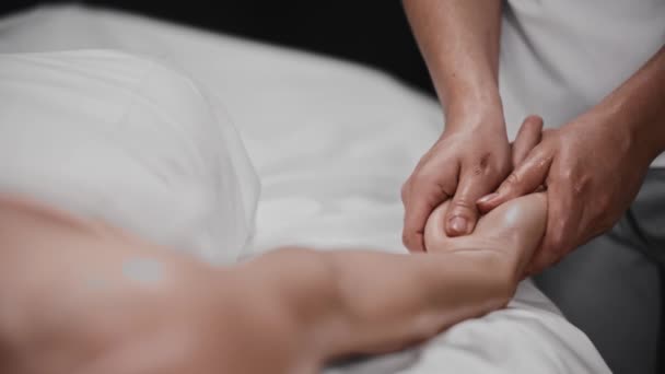Mujer joven recibiendo un masaje - masajeando la palma — Vídeo de stock