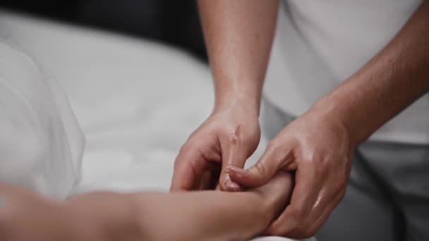 Giovane donna che riceve un massaggio massaggiandosi la mano con un olio — Video Stock
