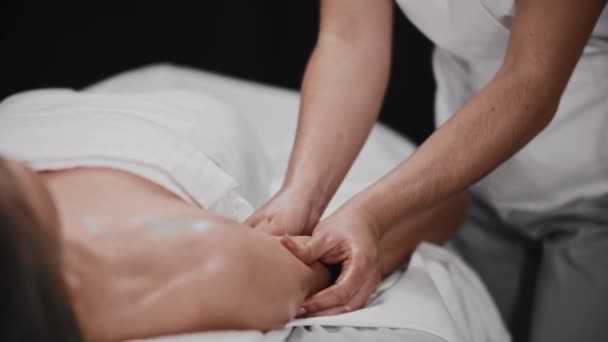 Жінка отримує масаж - масаж м'язів рук — стокове відео