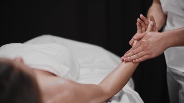Femeia tânără care primește un masaj - masaj moale mâna ei — Videoclip de stoc