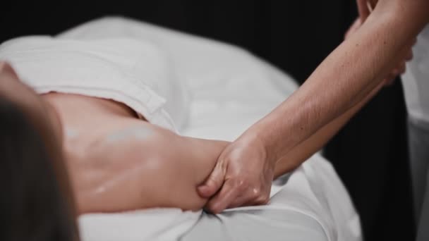 Jeune femme recevant un massage en studio massage doux sa main avec une huile — Video