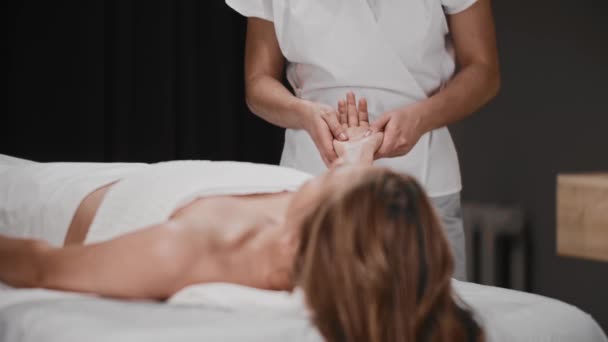 Mladá žena, která dostává masáž ve studiu - jemná masáž dlaní olejem — Stock video
