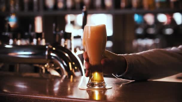 Il barista mette un bicchiere di birra alla spina sullo stand — Video Stock