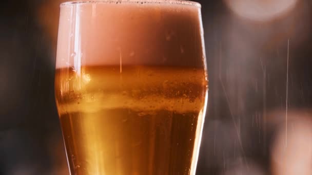 Набросок пива с пеной в стакане на стойке бара — стоковое видео