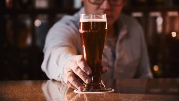 Bir adam bardaktan yeni dökülmüş bira bardağına yaklaşır. — Stok video