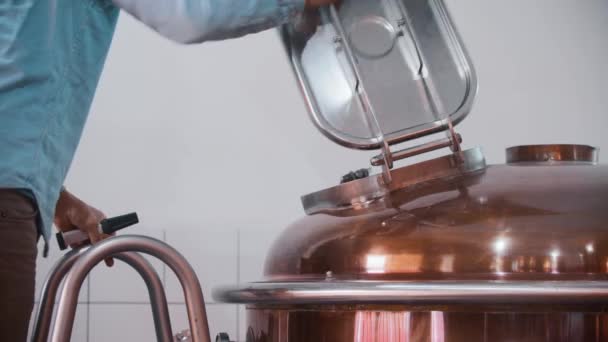 Człowiek pracuje w fabryce piwa - otwiera pojemnik i mierzy temperaturę — Wideo stockowe