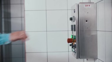Bira fabrikasında çalışan bir adam santralin düğmesini kapatıyor.