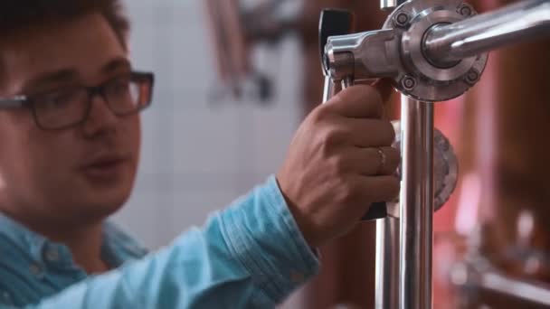 Un ouvrier de l'usine de bière accroche la valve — Video