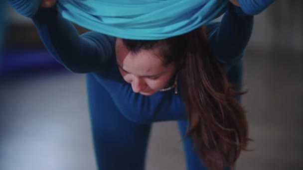 空中瑜伽- -年轻女子双手靠在吊床上 — 图库视频影像