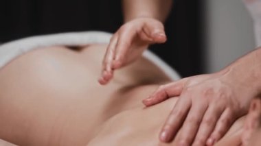Masaj oturumu - masajcı cildi yumuşak hareketlerle masaja hazırlar