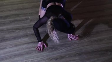 Seksi dans. Yarı saydam takım elbiseli kadın yerde dans ediyor.