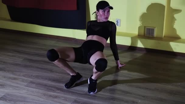 Dança sexy - mulher adulta em terno translúcido dançando no chão — Vídeo de Stock