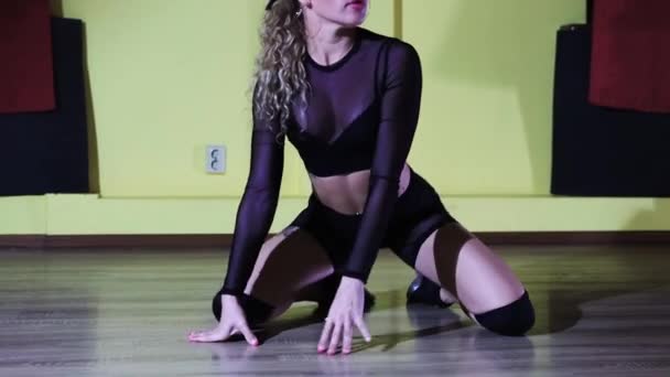 Сексуальные танцы - взрослая женщина в полупрозрачном костюме танцует на коленях на полу — стоковое видео