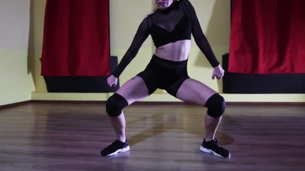 Сексуальные танцы - взрослая блондинка в полупрозрачном костюме танцует в желтой студии — стоковое видео
