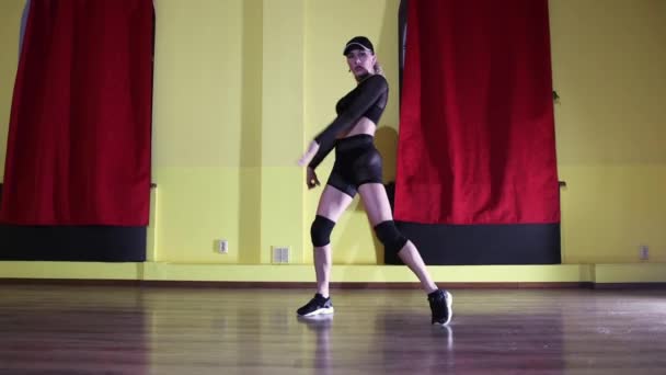 Seksi dans, yarı şeffaf takım elbiseli sarışın kadın ve sarı stüdyoda dans eden şapka. — Stok video