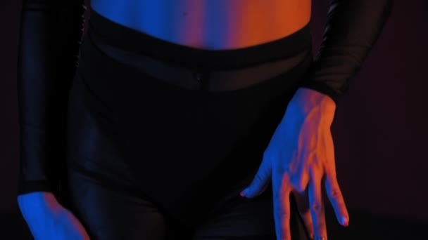 Tatuaż kobieta tancerka w czarny garnitur stoi w neon oświetlenia — Wideo stockowe