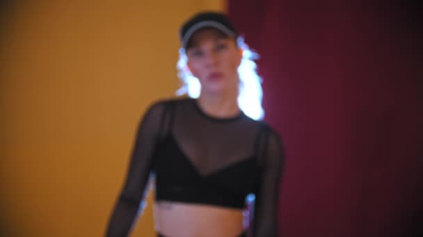 塑料女人性感的舞蹈-在相机前跳华尔奇舞 — 图库视频影像
