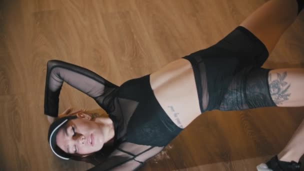 Szexi nő fekszik a földön, és táncol — Stock videók