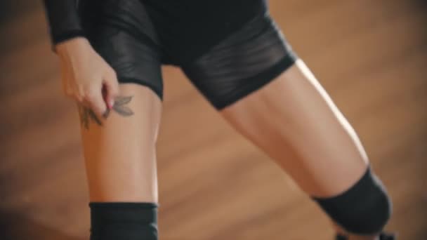 ブロンド女性セクシーダンスで黒半透明のスーツ — ストック動画