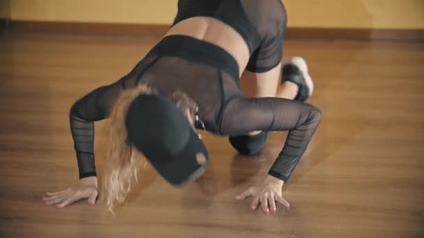 Mujer rubia entrenando su baile sexy en el suelo en el estudio — Vídeos de Stock