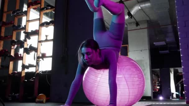 Mladá žena dělá pilates - cvičení pomocí fitball — Stock video