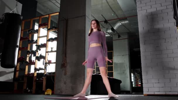 Νεαρή γυναίκα που κάνει ασκήσεις πιλάτες - οκλαδόν — Αρχείο Βίντεο