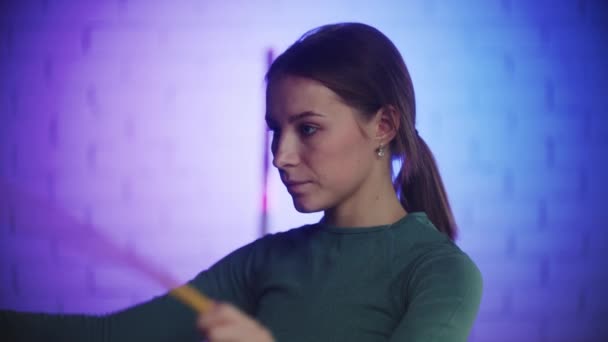 Mujer joven usando una cuerda de salto en la iluminación de neón — Vídeos de Stock