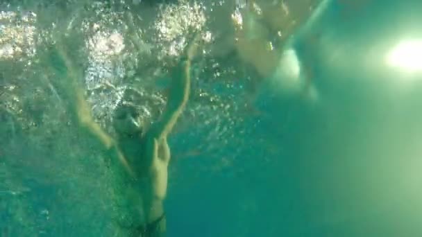 Młody brodaty mężczyzna pływający w basenie — Wideo stockowe