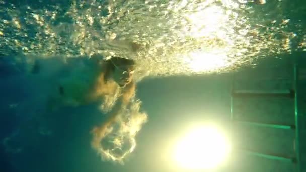 Yüzme havuzunda suyun altında bir adam — Stok video