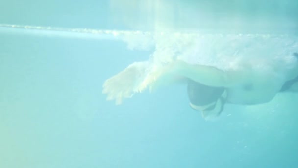 Молодий бородатий чоловік плаває тренування під водою — стокове відео