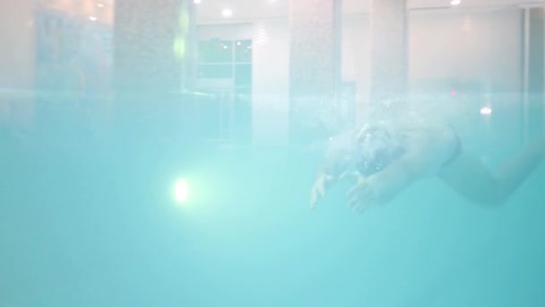 Młody brodaty mężczyzna trening i pływanie pod wodą — Wideo stockowe