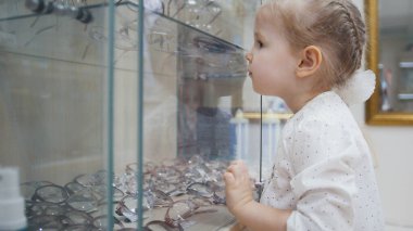 Sarışın kız çok güzel çocuk göz hastalıkları Kliniği hall yanında gözlük mağazası çalış