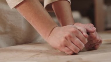 Çömlek atölyesi - killeri yoğuran kadın elleri