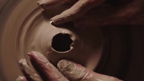Oficina de cerâmica - mãos femininas molhadas trabalhando com a argila — Vídeo de Stock