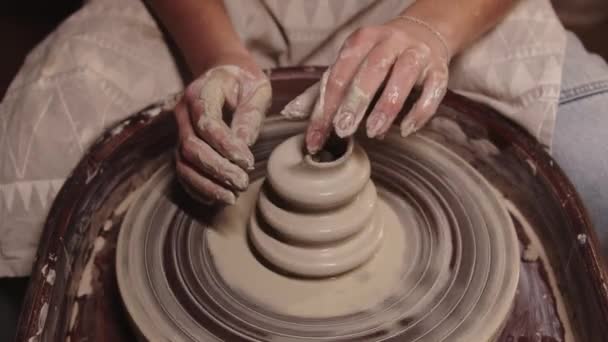 Oficina de cerâmica - mãos femininas molhadas moldando a argila na roda - fixação cometeu erro — Vídeo de Stock