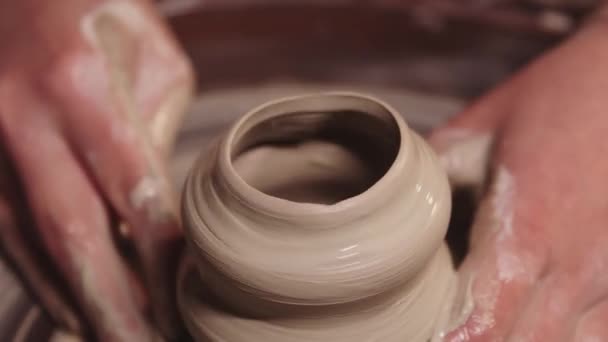 陶瓷作坊.湿湿的女性手在瓷盘上塑造粘土 — 图库视频影像