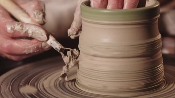 Oficina de cerâmica - mãos femininas fixando a forma de argila usando uma ferramenta — Vídeo de Stock