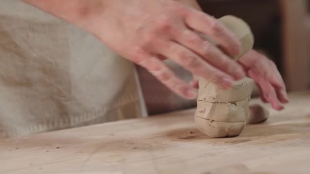 Oficina de cerâmica - mãos femininas colocando os pedaços de argila na mesa — Vídeo de Stock