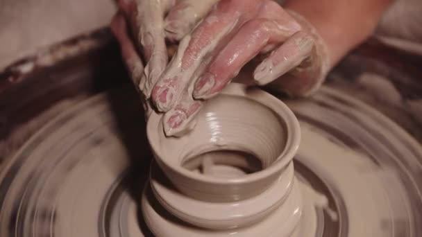 Genç bayan çömlekçi parmaklarıyla ıslak kille çalışıyor. — Stok video